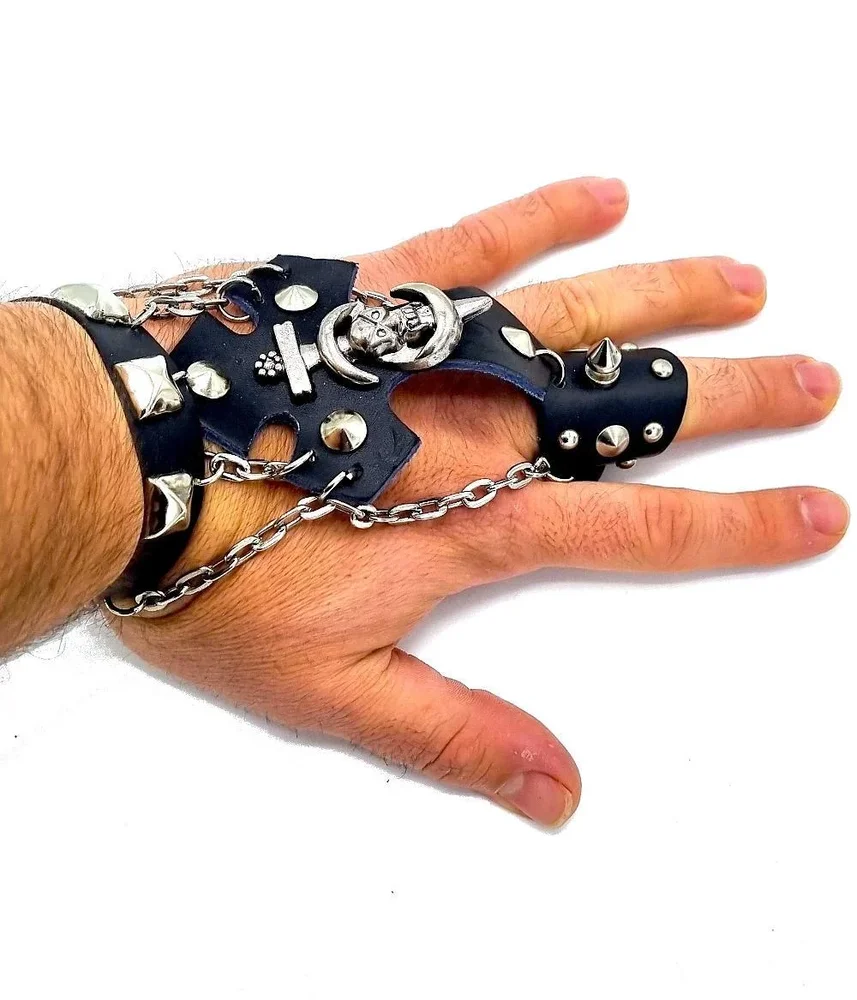 Läderarmband med svärd, kedjor och runda nitar - Bild 1