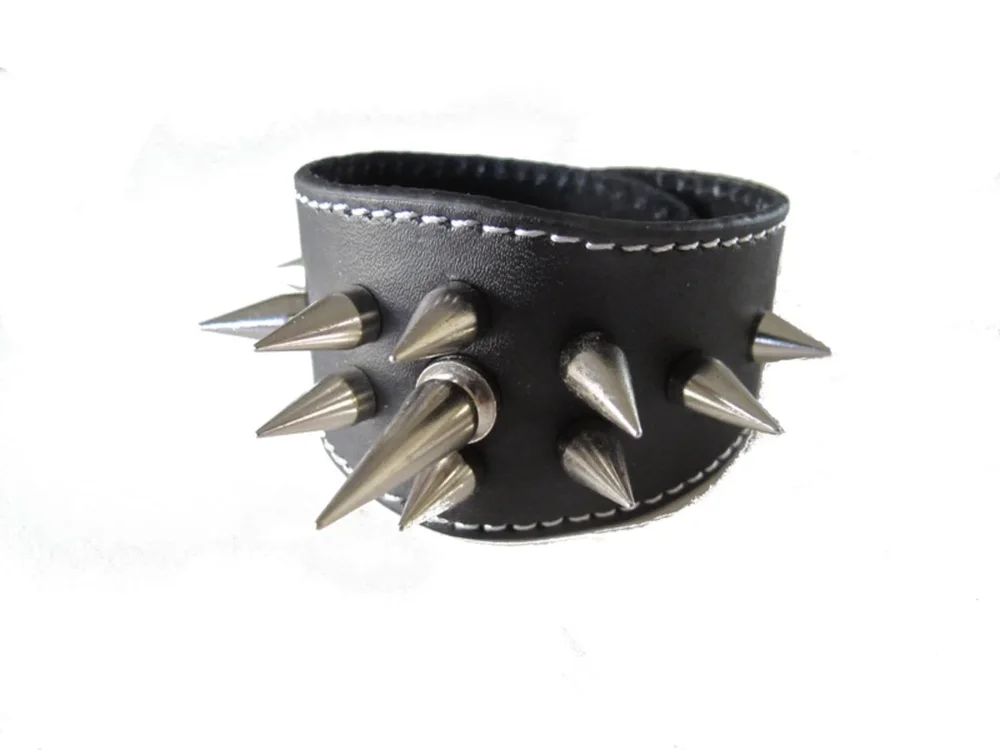 Svart armband med spike nitar - Bild 1