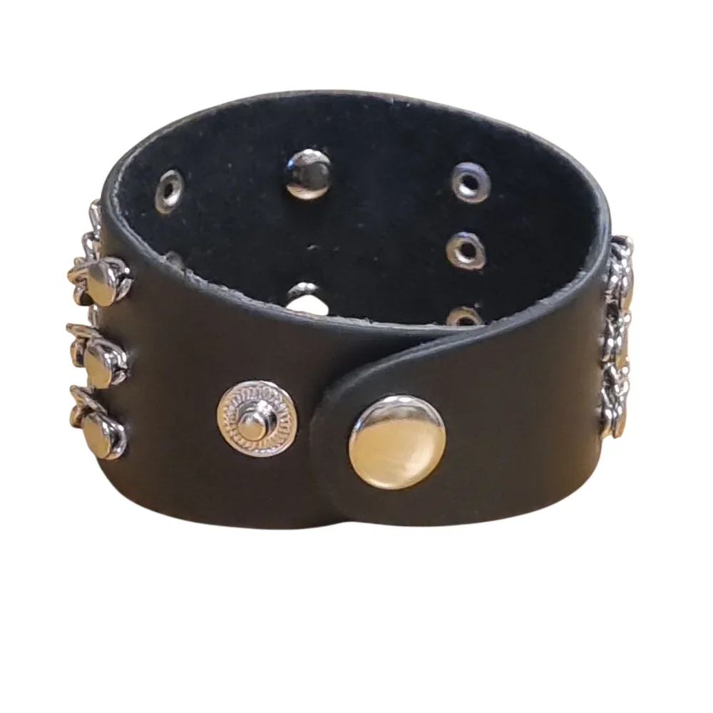 Brett läderarmband med dödskalle och kedjedetaljer – Svart - Bild 3