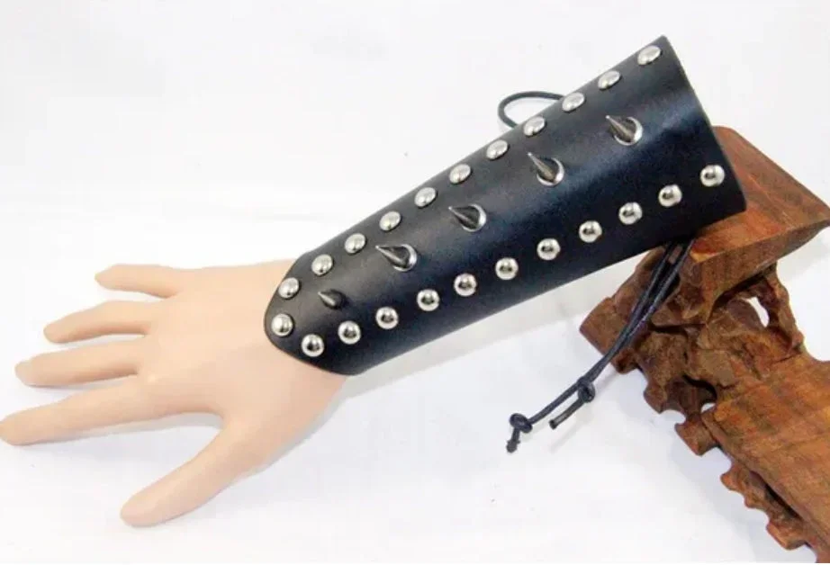 Svart Läderarmband med Spetsnitar & Snörning - Bild 2