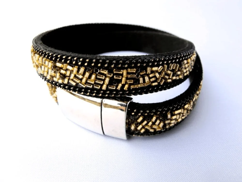 Svart dubbel armband med guldfärgade paljetter - Bild 1