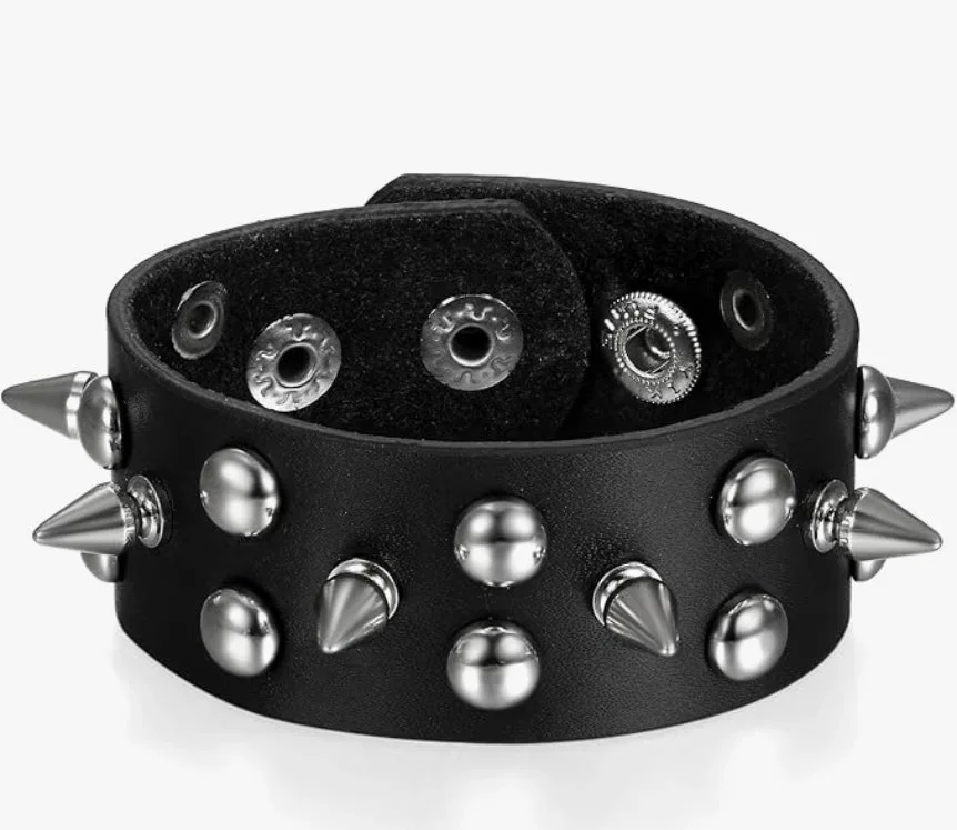 Svart armband med spetsiga & runda metallnitar – punkrock stil - Bild 2