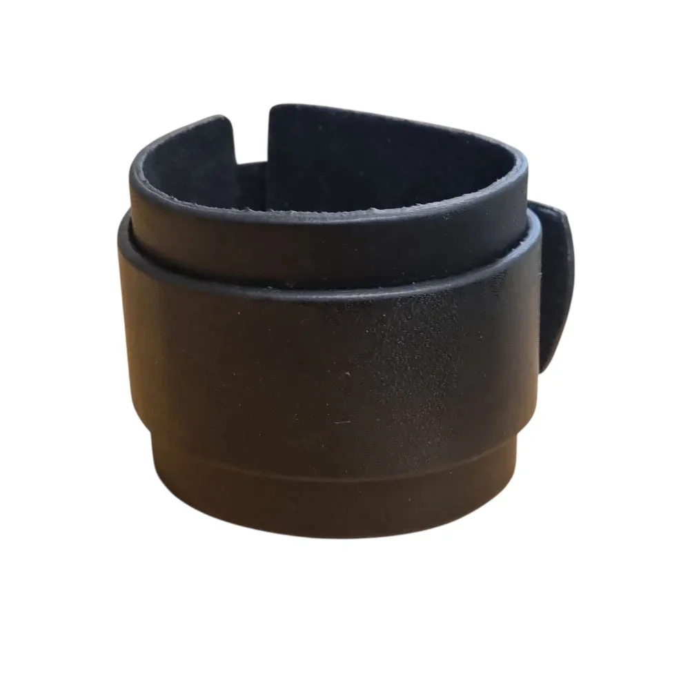Svart armband med bred design och metallspänne - Bild 3