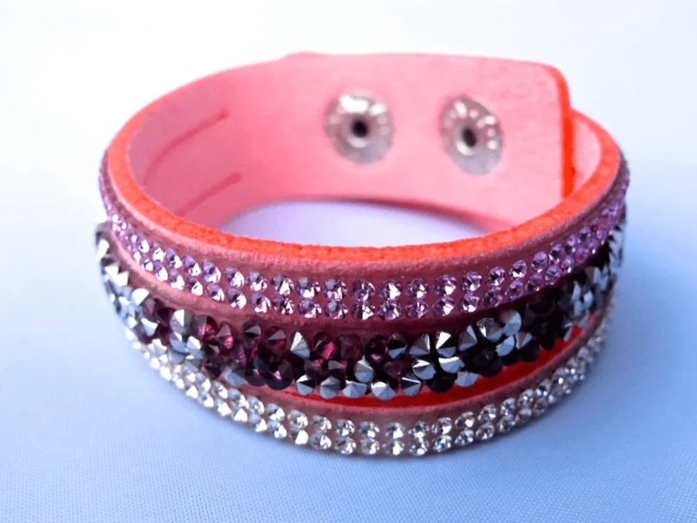 Rosa snittat läderarmband med Kristaller - Bild 1