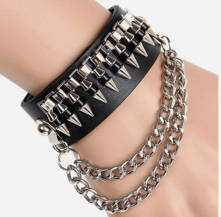 Svart Läderarmband med Spetsnitar & Kedjor - Bild 2