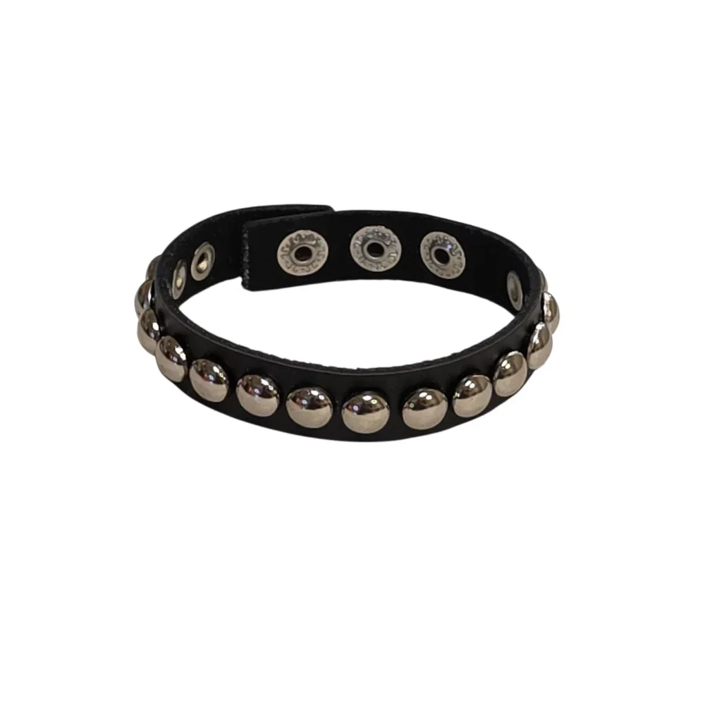 Smalt svart läderarmband med silvernitar – justerbar - Bild 3