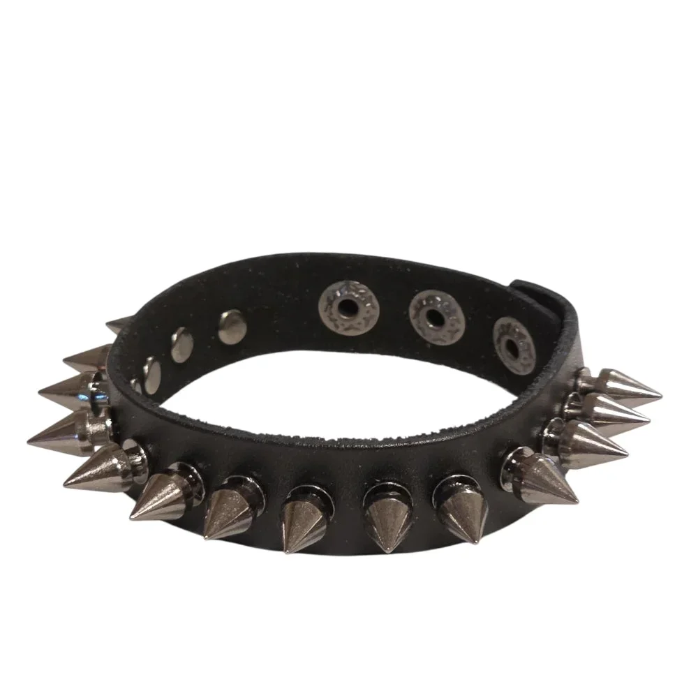 Smalt svart läderarmband med konformade spikes – justerbar - Bild 1