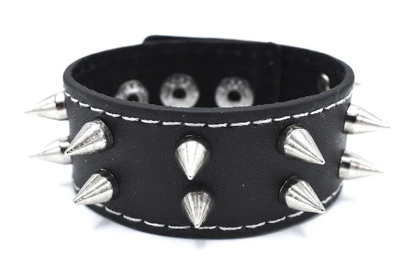 Svart armband med spetsiga nitar - Bild 1