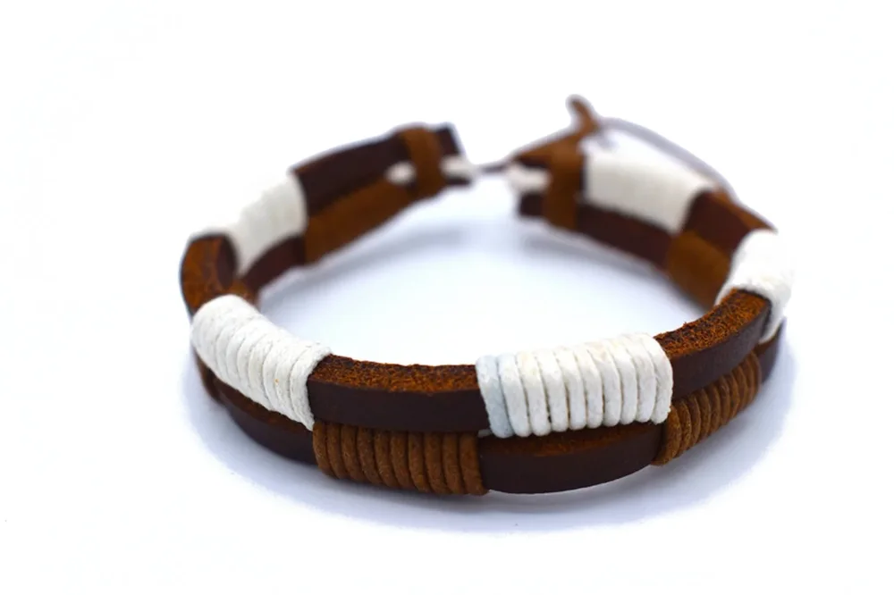 Brun och vit läderarmband - Bild 1