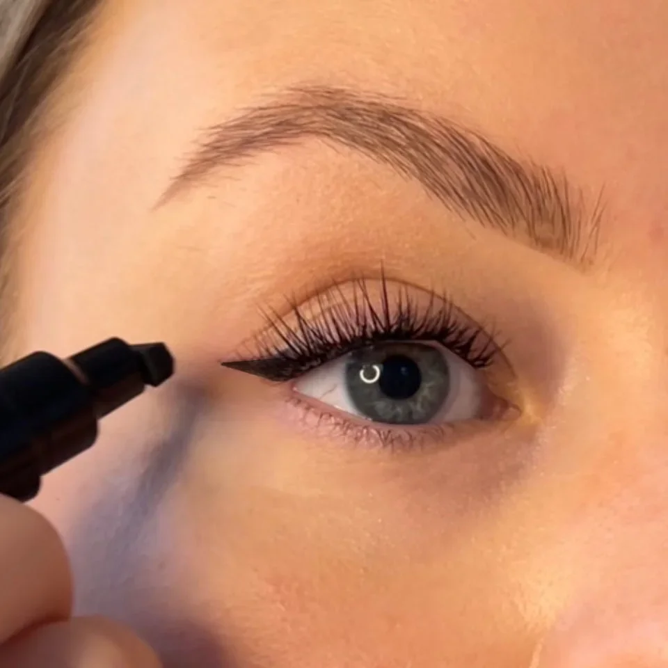 Easy Eyeliner: 2-i-1 Stamp + Liner-penna - Bild 1