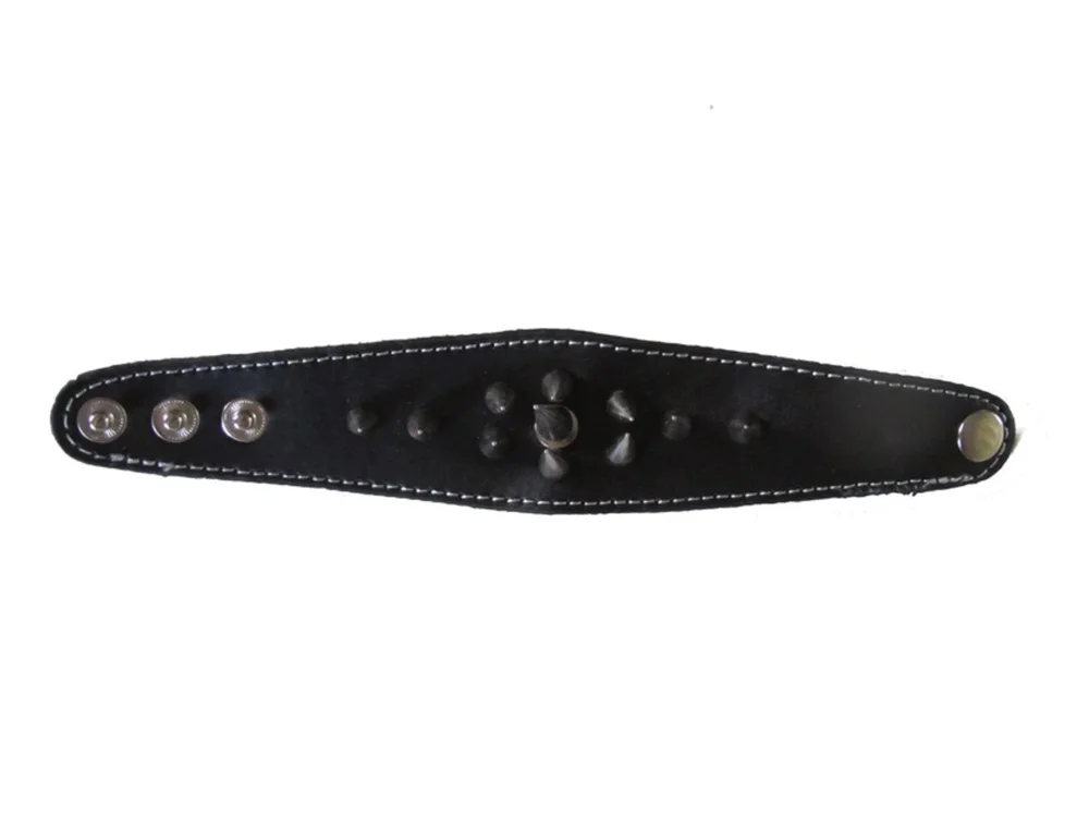 Svart armband med spike nitar - Bild 2