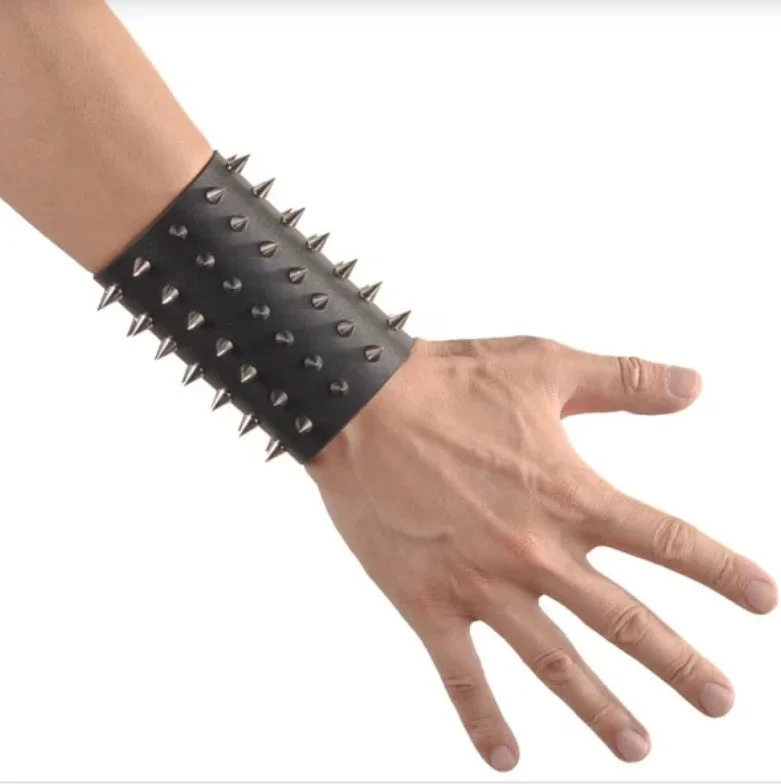 Brett Svart Läderarmband med Spetsiga Nitar – Justerbart Punk/Rock Cuff - Bild 3