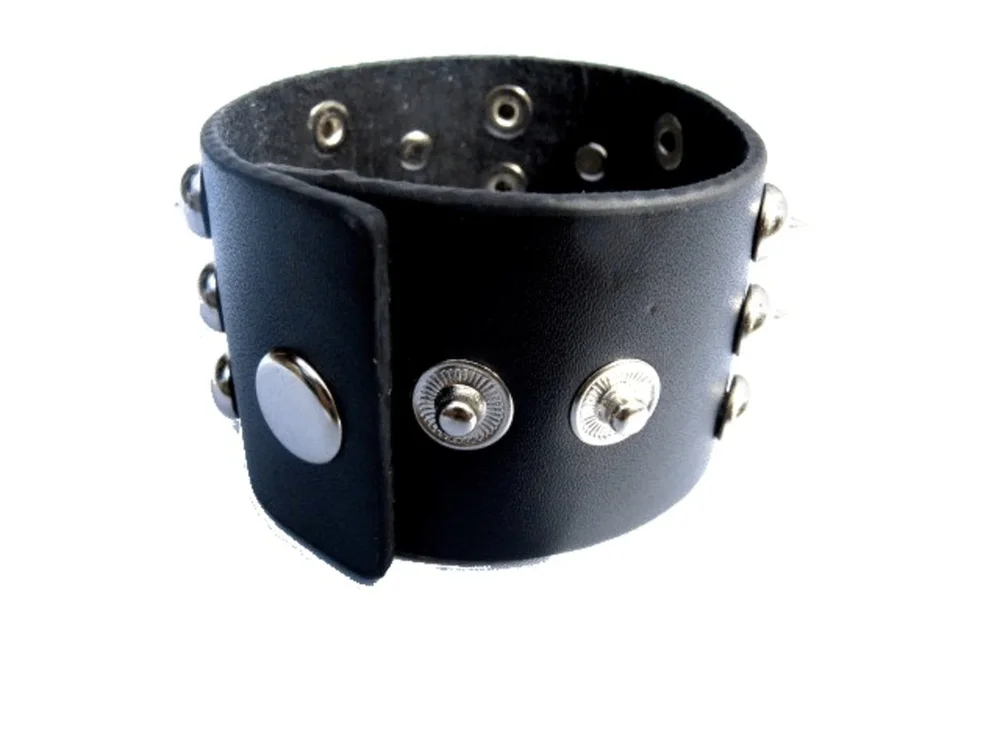 Svart läderarmband med spikes och runda nitar - Bild 1