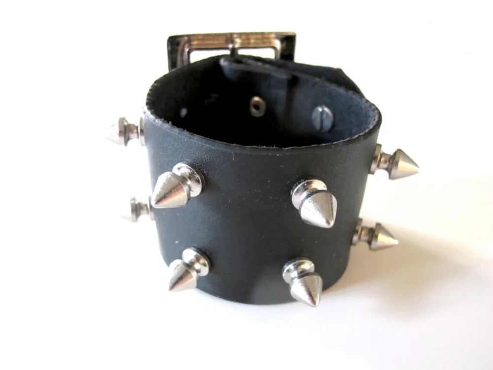 Nitarmband med spike nitar - Bild 1