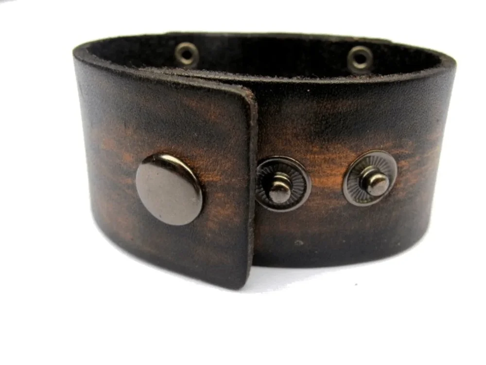 Brunt läderarmband med kors och döskallar - Bild 2