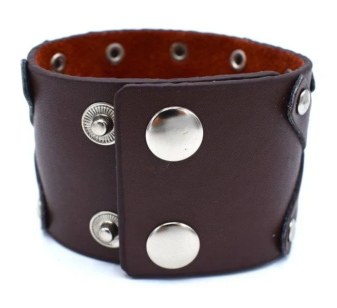 Brun läderarmband med runda nitar - Bild 2