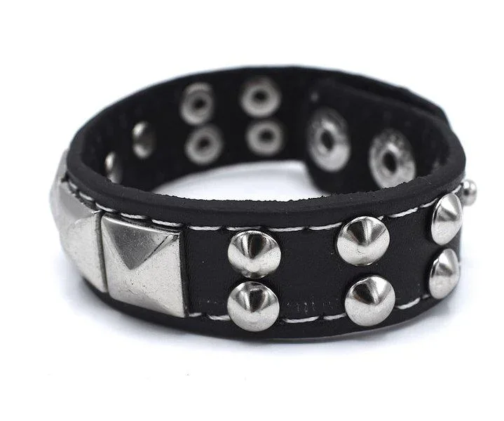 Svart armband med runda och Pyramid nitar - Bild 2