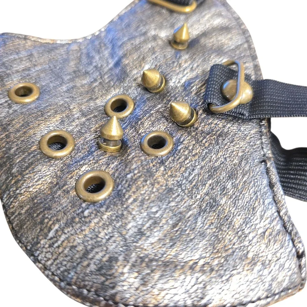 Grå ansiktsmask i konstläder med bronsfärgade spikes & öljetter - Bild 2