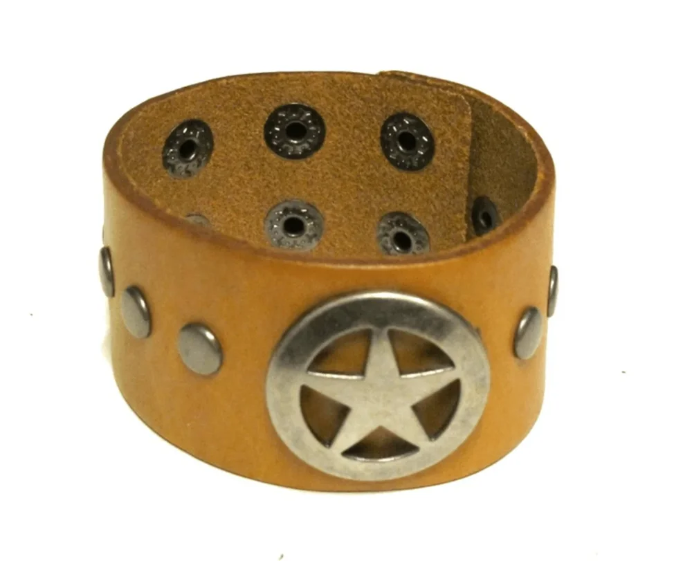 Läderarmband med stjärna och runda nitar - Bild 1