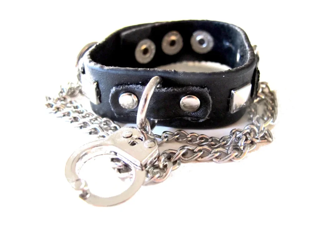 Svart armband med nitar och handklovar - Bild 1
