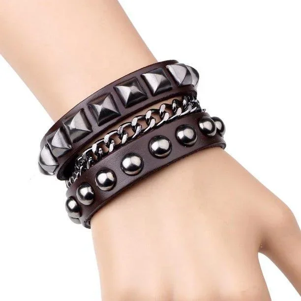 Brun armbånd i læder med kæde, pyramide og runde nitter