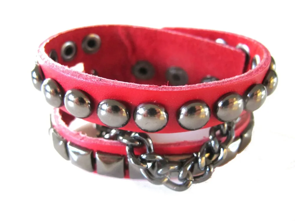 Röd läder armband med runda och Pyramidnitar - Bild 1