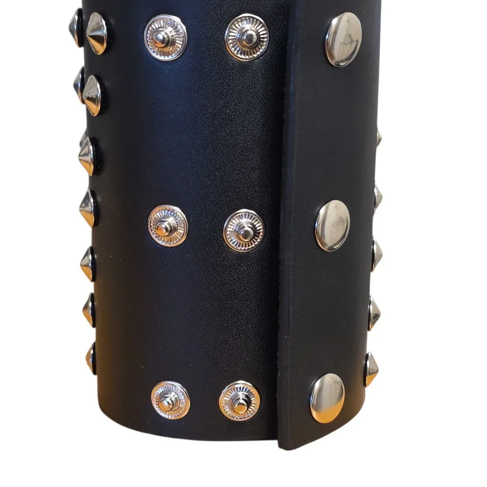 Brett svart läderarmband med täta runda nitar – Justerbart - Bild 2