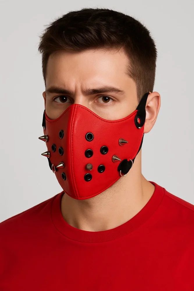 Röd lädermask med nitar och andningshål - Bild 1