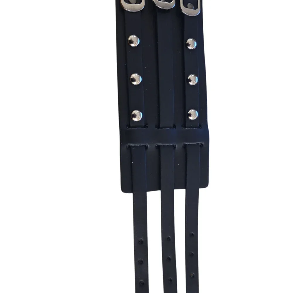 Brett svart läderarmband med tre spännen och nitar - Bild 2