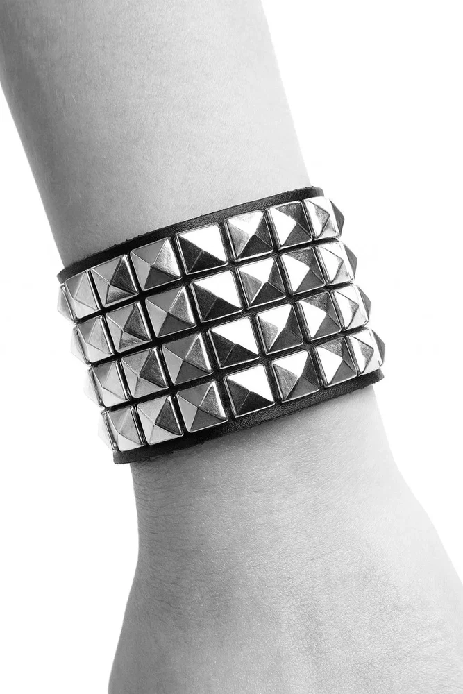 Svart läderarmband med silverfärgade nitar - Bild 1