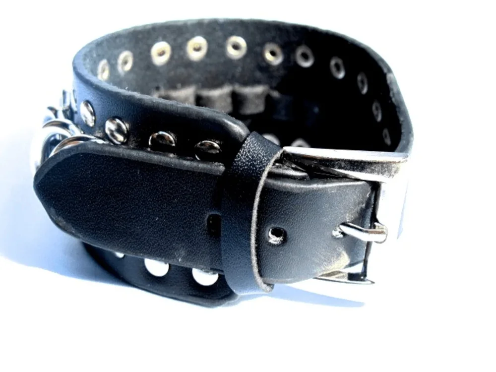 Svart läderarmband med nitar - Bild 2