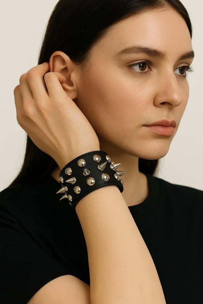 Brett svart läderarmband med nitar och spikes - Bild 1