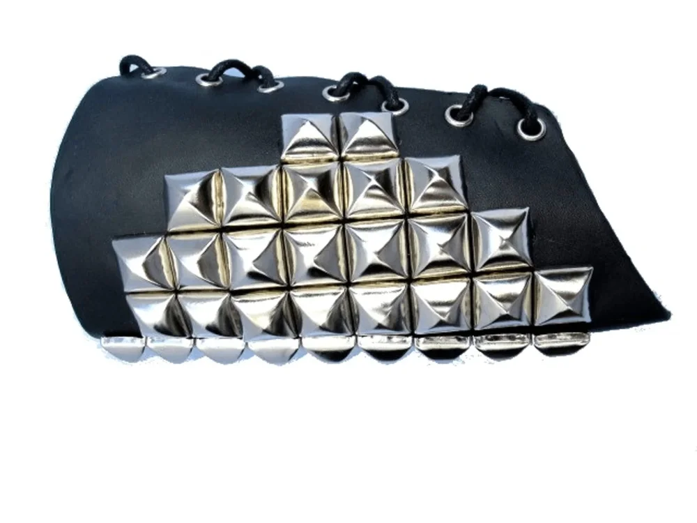 Stort läderarmband med pyramid nitar - Bild 1