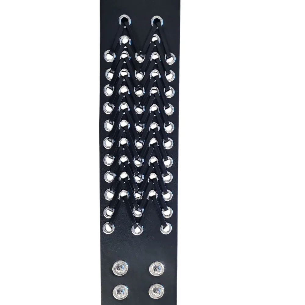 Brett svart läderarmband med snörning och metalldetaljer - Bild 2