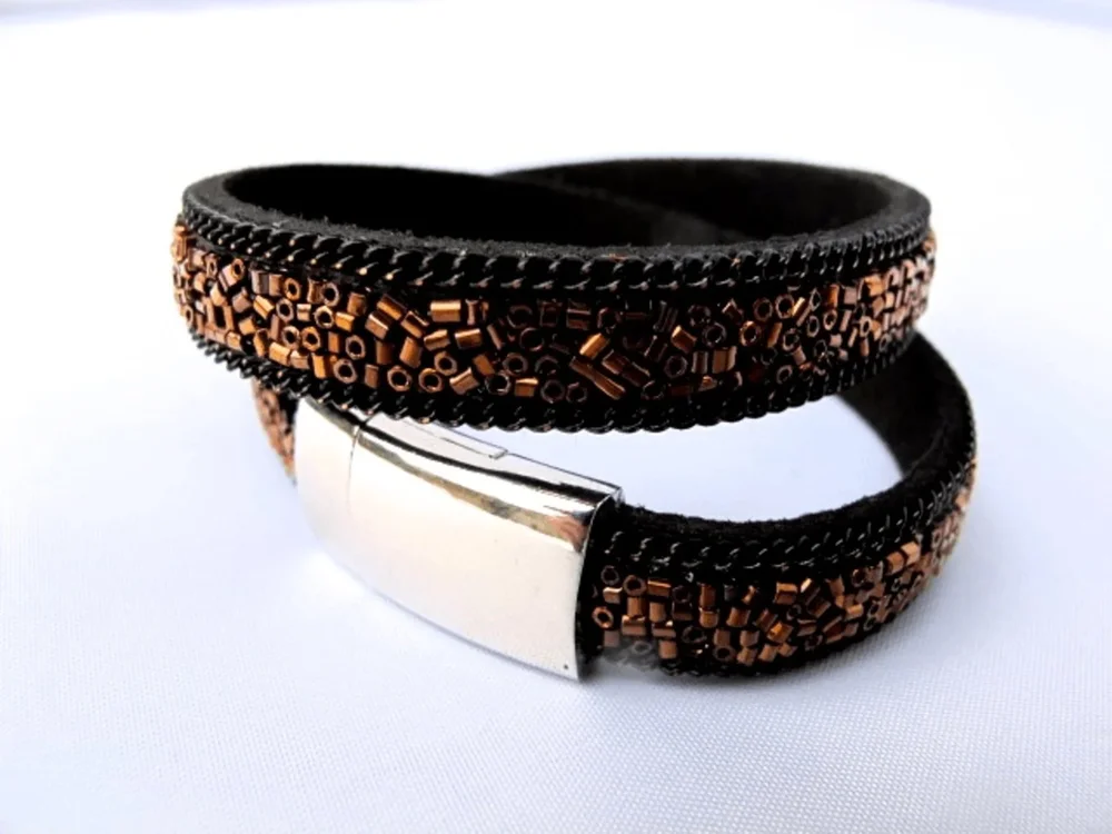 Svart dubbel armband med bronsfärgade paljetter - Bild 1