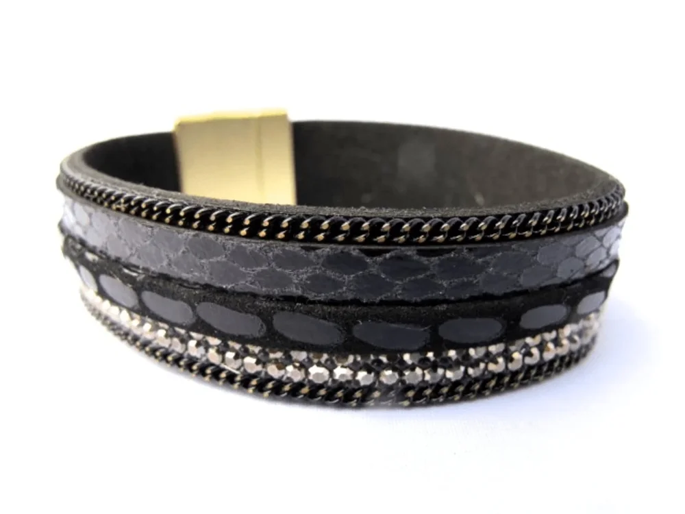 Svart läderarmband med vita kristaller och kedjor - Bild 1