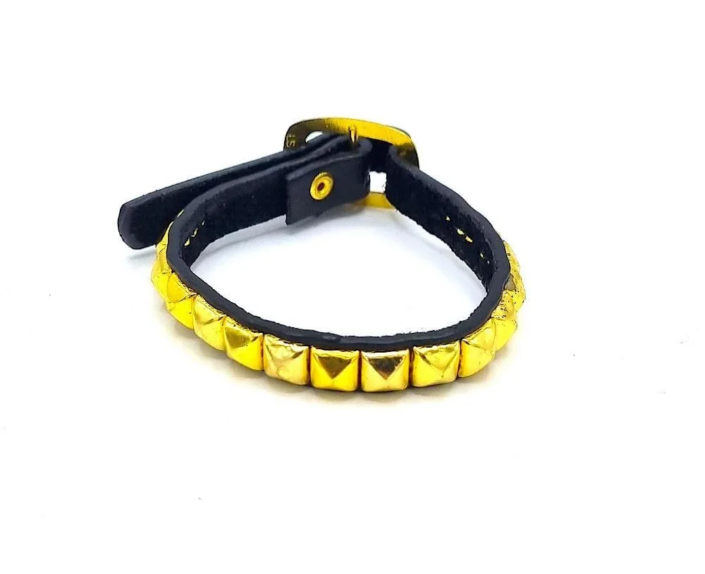 Läderarmband med pyramid nitar guldfärgade - Bild 1