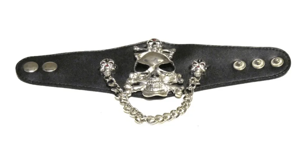 Läderarmband med dödskalle och kedjor