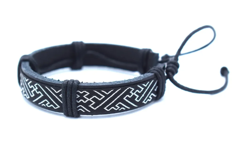 Svart läderarmband med vita mönster - Bild 2