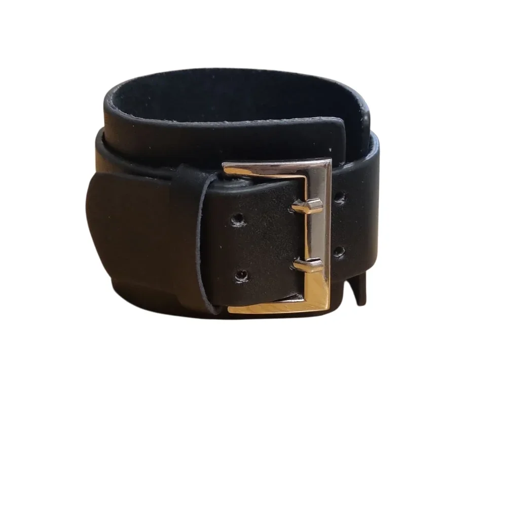 Svart armband med bred design och metallspänne - Bild 1
