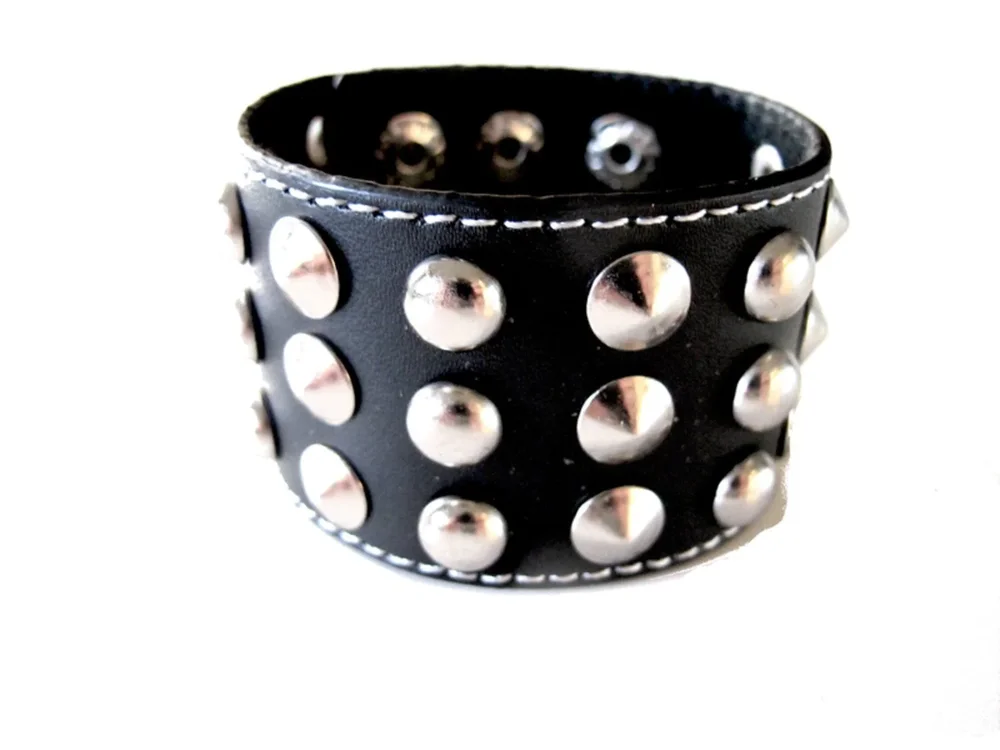 Svart läderarmband med runda nitar - Bild 1