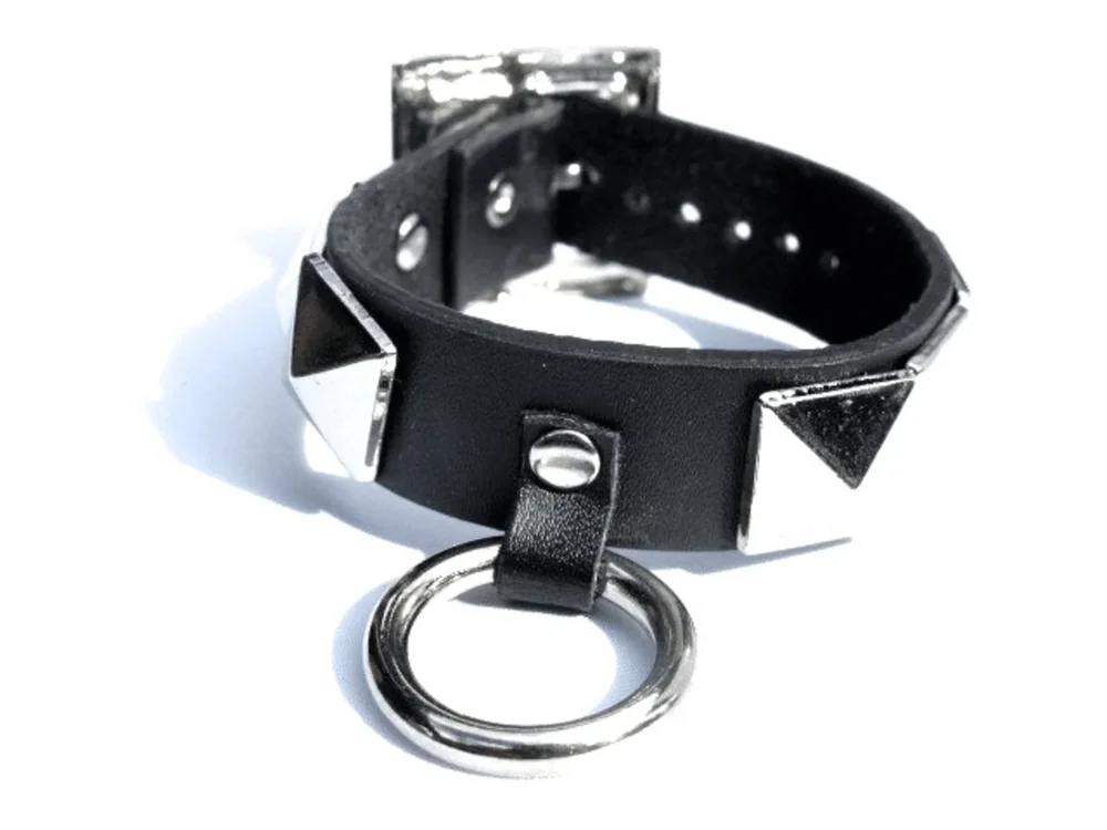 Läderarmband med ring och nitar - Bild 1