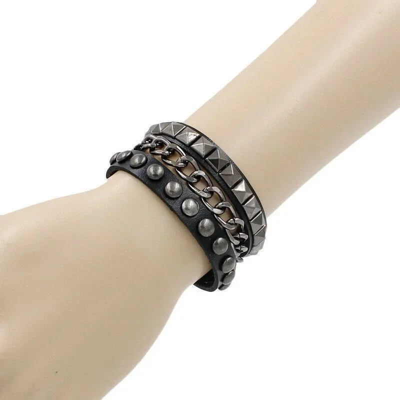 Svart Läder armband med kedja, pyramid- och runda nitar - Bild 1