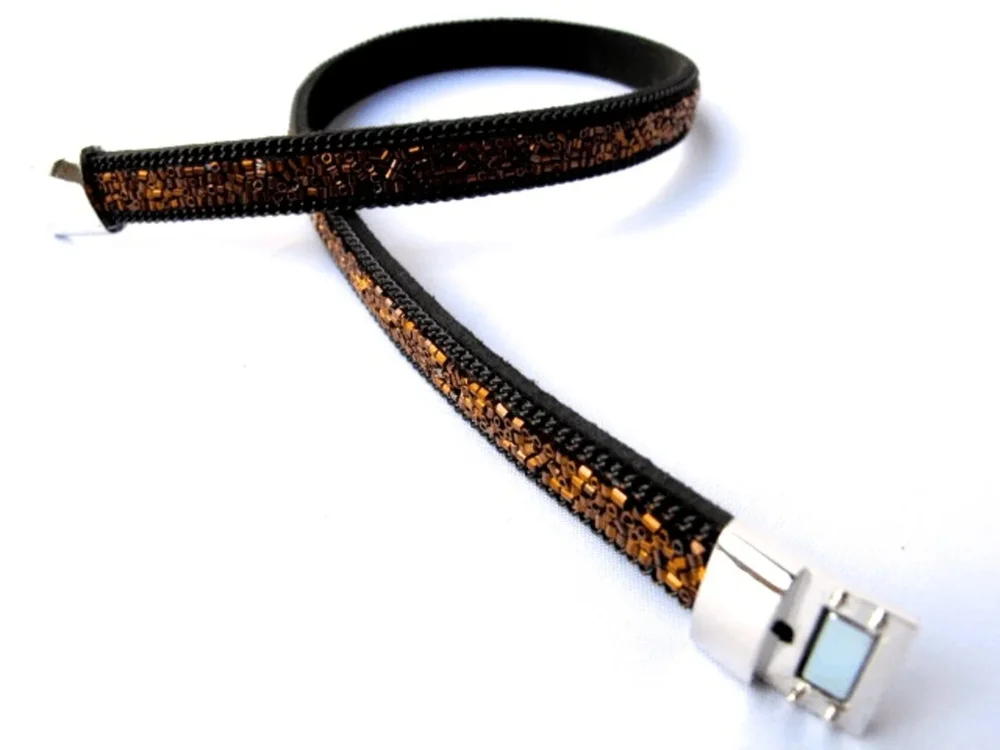 Svart dubbel armband med bronsfärgade paljetter - Bild 2