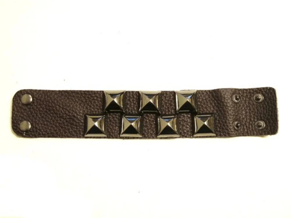 Brun läderarmband med pyramid nitar - Bild 1
