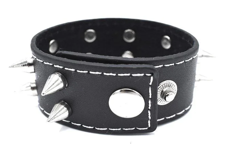 Svart armband med spetsiga nitar - Bild 2
