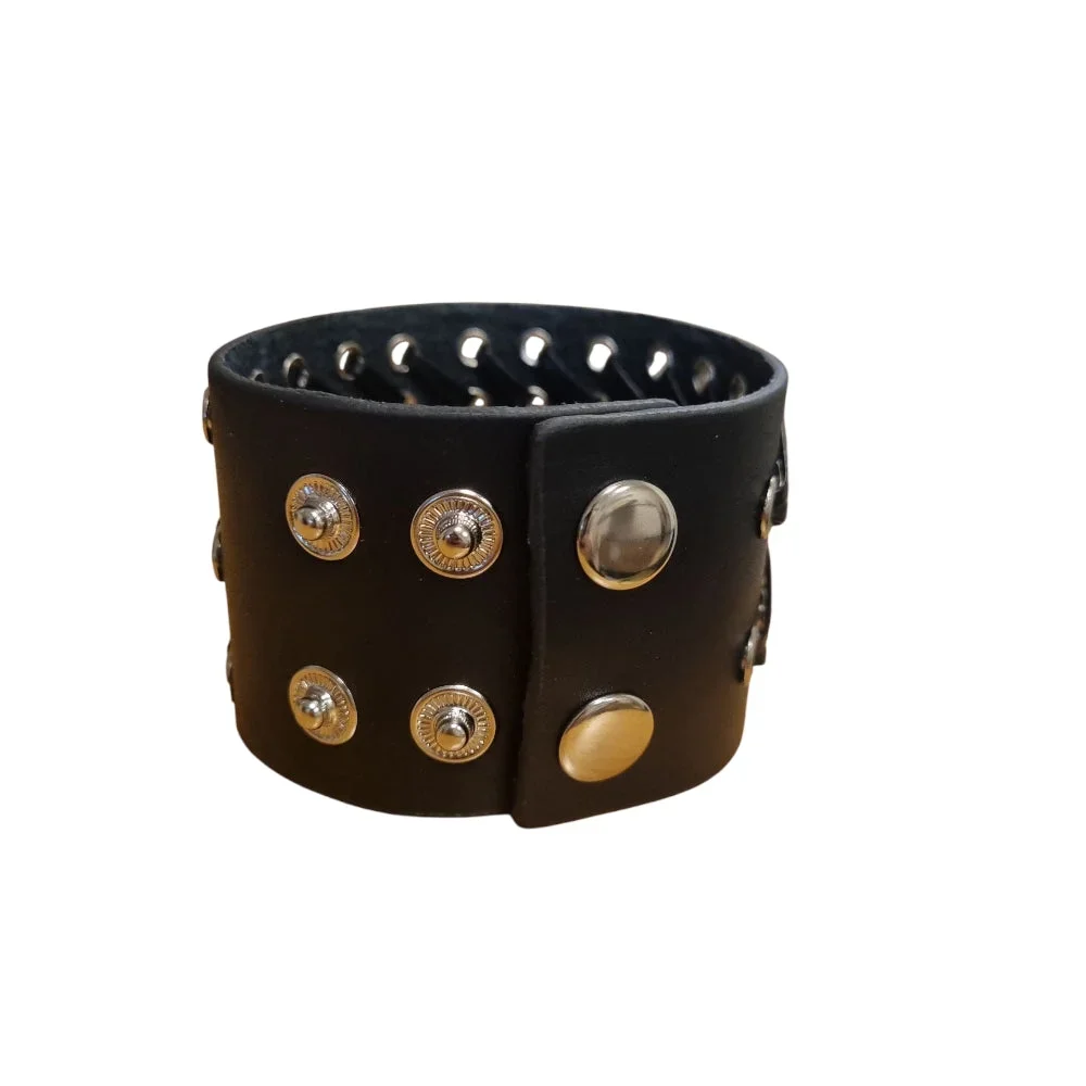 Brett svart läderarmband med snörning och metalldetaljer - Bild 3