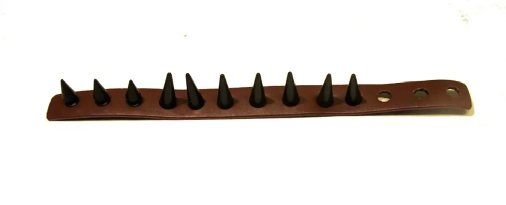 Brun armband med svarta gummi nitar - Bild 2