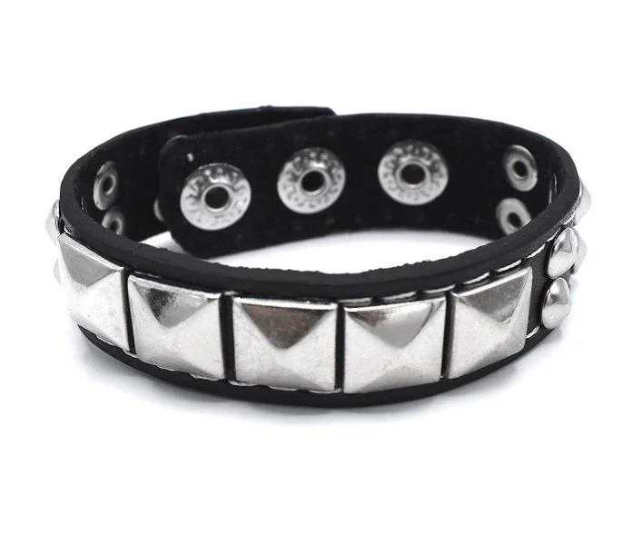 Svart armband med runda och Pyramid nitar - Bild 1
