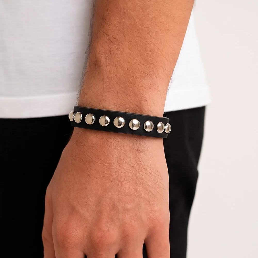 Smalt svart läderarmband med silvernitar – justerbar - Bild 1